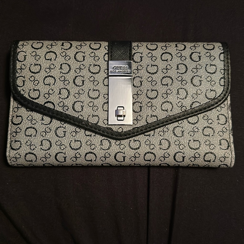 GUESS TRIFOLD WALLET